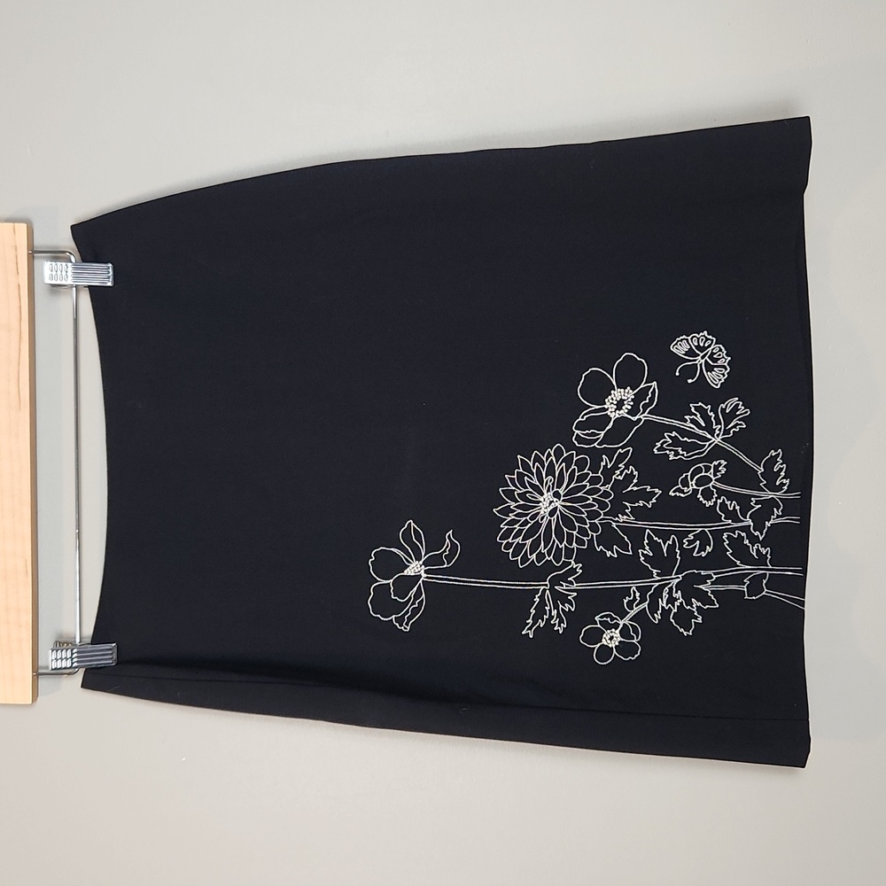 Ann‎ Taylor Black Embroidered Floral Pencil Skirt Size 2
